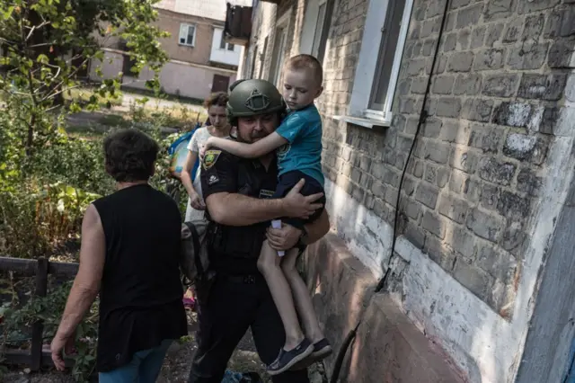 Українські рятувальники та поліція евакуйовують цивільних з Українська, розташованого поблизу лінії фронту в напрямку Покровська, у Українську, Україна, 24 серпня 2024 року.