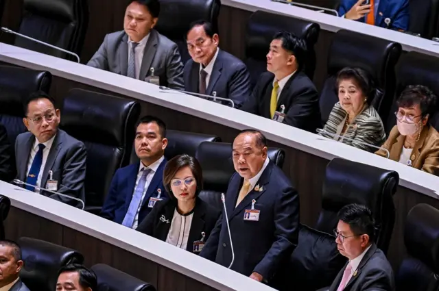 พล.อ.ประวิตร วงษ์สุวรรณ ถูกประท้วงตั้งแต่ลุกขึ้นอภิปราย โดย สส. เพื่อไทยขอให้ประธานตรวจสอบคุณสมบัติของเขา เพราะที่ผ่านมาไม่เคยเห็นเข้ามาทำหน้าที่ในสภา