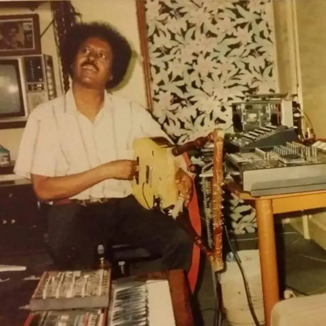 በረኸት ኣብ ስትድዮ ክራር እናተጻወተ