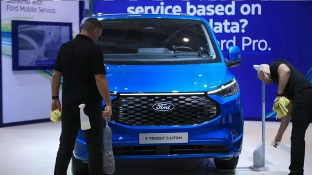 ان دنوں فورڈ دنیا بھر میں تجارتی گاڑیوں کے میلوں میں اپنی الیکٹرک وین کو فروغ دے رہا ہے
