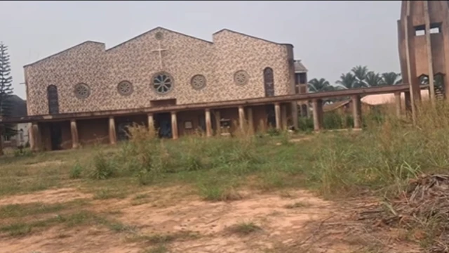 Ụlọụka St. Marys Katọlik dị n'obodo Orsumoghu dịka ahịhịa tojuru n'ihu ya.