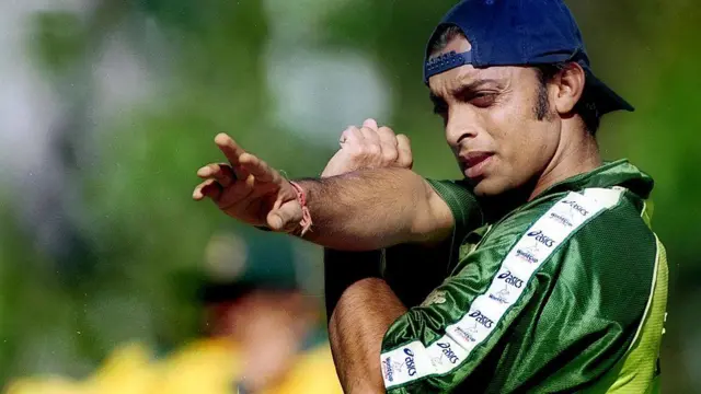 25 अक्टूबर 1999 में ऑस्ट्रेलिया के पर्थ में ग्राउंड में प्रैक्टिस करते शोएब अख़्तर