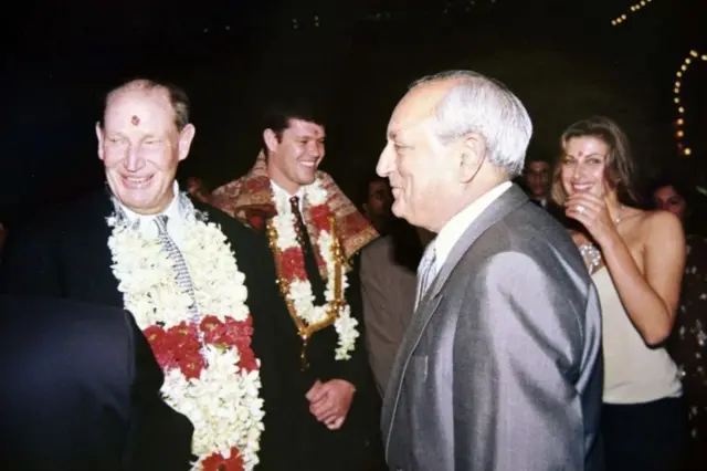 પૂર્વ વિદેશ સચિવ રોમેશ ભંડારી(જમણી)