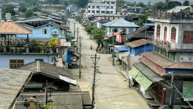 လုံးခင်းရွာမှာ စစ်တပ်နဲ့ ပြည်သူ့စစ်ပူးပေါင်းအဖွဲ့တွေ တပ်စွဲတဲ့နေရာကို KIA နဲ့ PDF ပူးပေါင်းအဖွဲ့တွေက ဒရုန်းနဲ့ဗုံးကြဲတာတွေ ရှိနေပါတယ်။