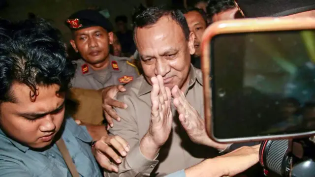 Firli Bahuri usai diperiksa sebagai tersangka kasus dugaan suap di Bareskrim Polri pada 1 Desember 2023