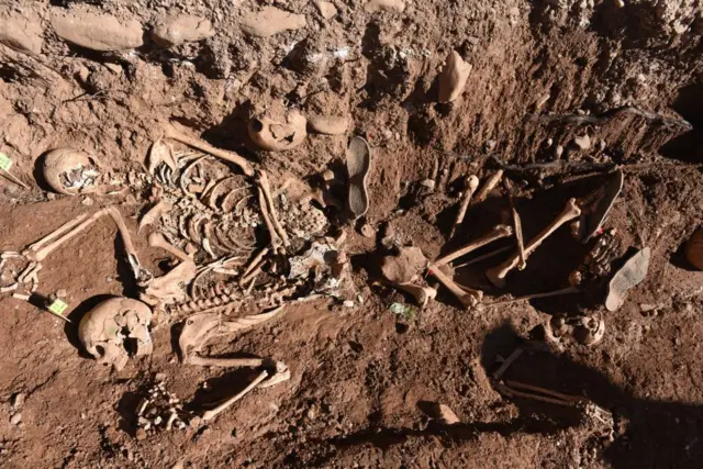 Restos humanos en las fosas comunes de Belchite.