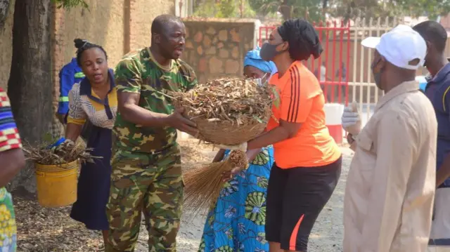 Bamwe mu bakozi bariko barasukura ibibanza bakoreramwo mu gisagara ca Bujumbura