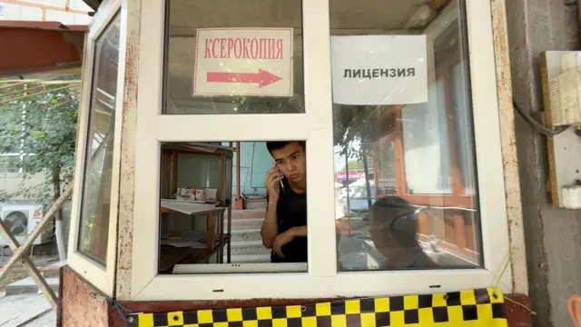Кара-Суу шаарында таксисттер менен келишим түзүп иштеп жаткан таксопарктардын бири