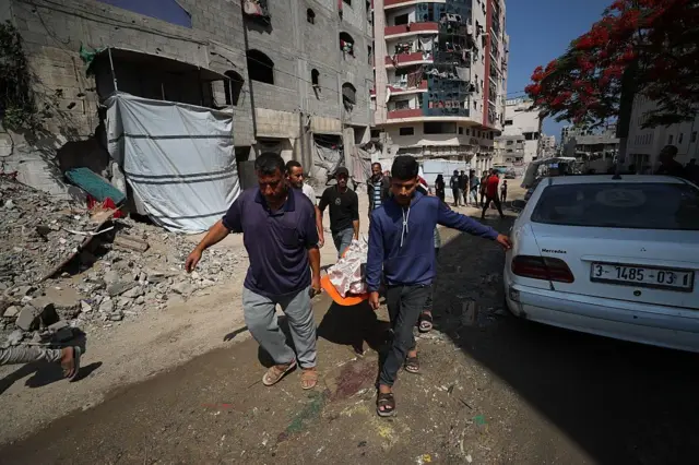 تم نقل فلسطينيين قتلى وجرحى جراء هجوم إسرائيلي إلى مستشفى الشفاء لتلقي العلاج ودفن القتلى في مدينة غزة، 11 يونيو/حزيران 2025.