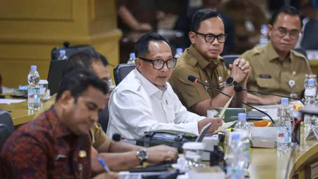 Menteri Dalam Negeri Tito Karnavian (tengah) bersama Wakil Menteri Dalam Negeri Bima Arya (kedua kanan) menjawab pertanyaan pada rapat kerja dengan Komite I DPD di Kompleks Parlemen, Senayan, Jakarta, Selasa (10/12/2024). Rapat tersebut membahas sejumlah isu terkait otonomi daerah, pemerintah daerah, hubungan pusat dan daerah serta pelaksanaan Pilkada serentak 2024. 