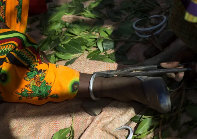 ኣብ ማሕበረሰብ ከረዩ ሓንቲ ጓል ኣንስተይቲ ኣብ ዕለተ መርዓኣ ኣብ ዓንካር ዓካሪቶኣ ቀለበት ይእሰረላ