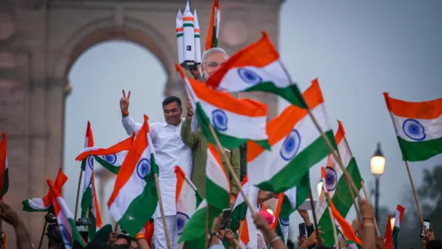 চন্দ্রযান-থ্রির সাফল্যের পর দিল্লির ইন্ডিয়া গেটে উল্লাস