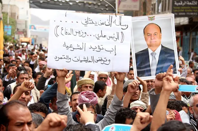 يمنيون ينظمون مظاهرة لدعم الرئيس اليمني عبد ربه منصور هادي عقب صلاة الجمعة في ساحة التغيير بمدينة إب اليمنية في 20 مارس/آذار 2015