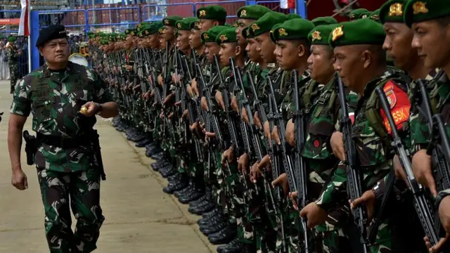 Panglima TNI Laksamana TNI Yudo Margono (kiri) memeriksa pasukan saat memimpin apel pemberangkatan Satgas Pengamanan di Pelabuhan Sukarno Hatta, Makassar, Sulawesi Selatan, Jumat (31/3/2023).