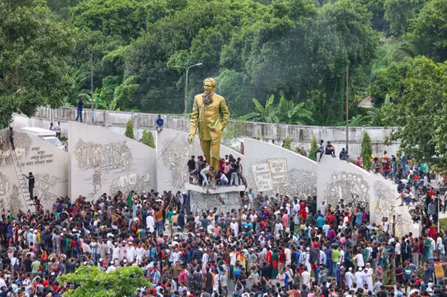 Даккадагы резиденциясына эл кирип барып, ичиндеги буюм-тайымдар талап тоноп, атасынын эстелигин талкалашты