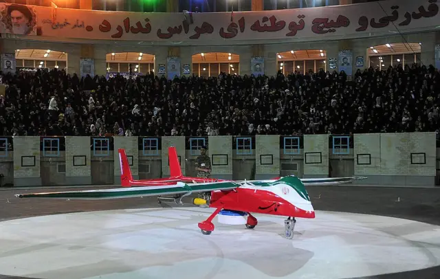 Iran memperkenalkan drone baru yang disebut "Epic" yang mampu melakukan misi pengawasan dan serangan.