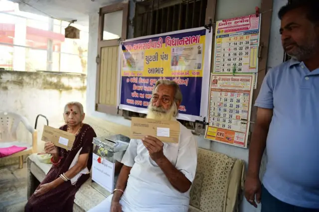 প্রবীণ ও বিশেষভাবে সক্ষমদের জন্য বাড়ি গিয়ে যে ভোট নেওয়া হয়, তার গণনা হয় পোস্টাল ব্যালটের সঙ্গে - ফাইল ছবি