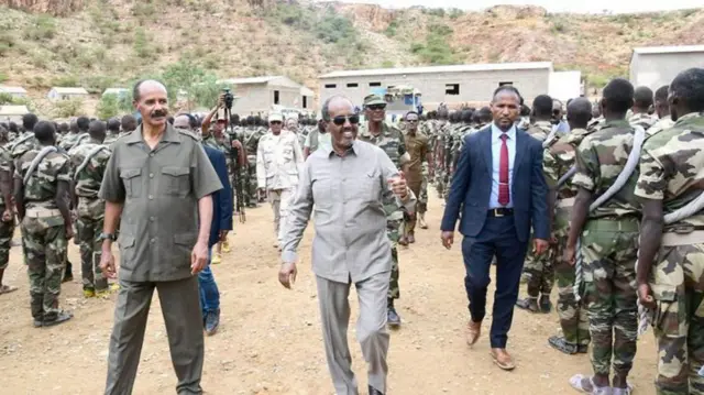 የሶማሊያ ፕሬዝዳንት ከጥቂት ወራት በፊት ወደ ኤርትራ ባቀኑ ወቅት በወታደሮች የምረቀ ስነ-ስርዓት ላይ በወታደሮቹ መካከል ሆነው ታይተዋል። 