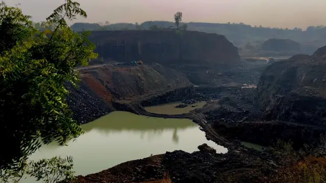 হাবড়াপাহাড়ী গ্রামের কাছেই এই পাথর খনিটি