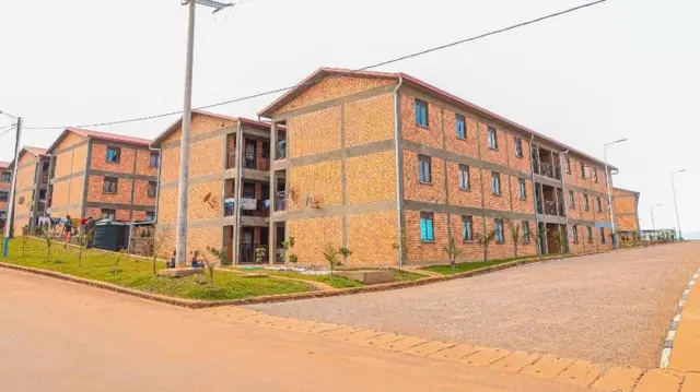 Abashoramari bifuzaga ubutaka bwabo bw'i Nyarutarama bubakiye aba baturage - bo mu kiciro cy'abaciriritse - umudugudu wo guturamo mu Busanza muri Kicukiro
