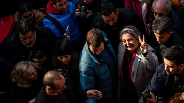 Jeannette Jara cercada de apoiadores durante a campanha