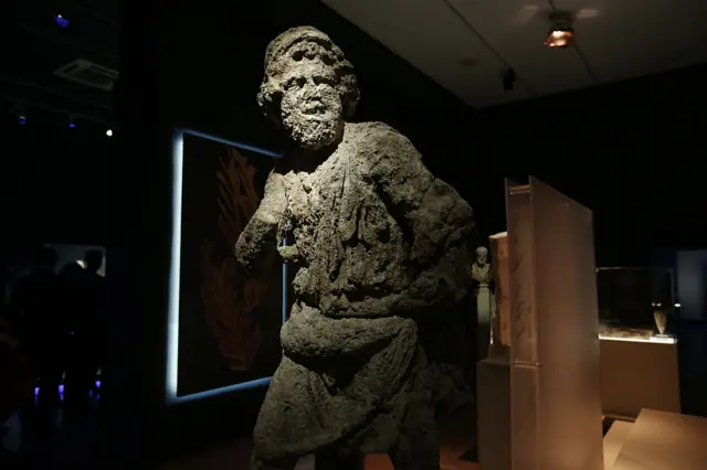 Estátua encontrada nos destroços do navio romano Antikytherablazer de jogoexibiçãoblazer de jogomuseu