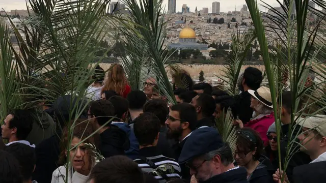 Люди в Иерусалиме с пальмовыми ветвями.