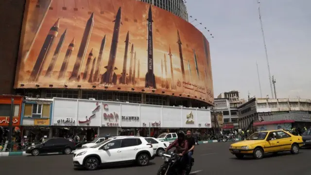 لوحة إعلانية في طهران