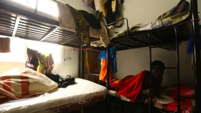 బెడ్ మీద వ్యక్తి