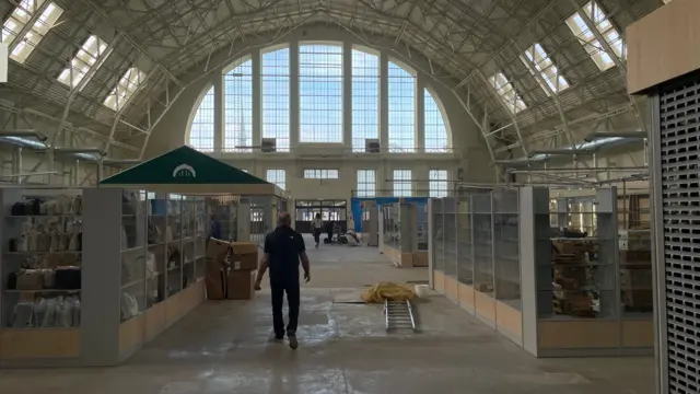 Trenutno se unutrašnjost pijace renovira, pa su mnogi prodavači robu izneli na tezge u dvorištu