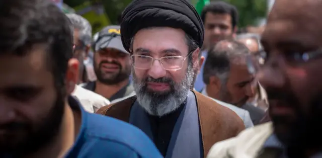 Foto de Mojtaba Khamenei participando de uma manifestação em Teerã em 2019