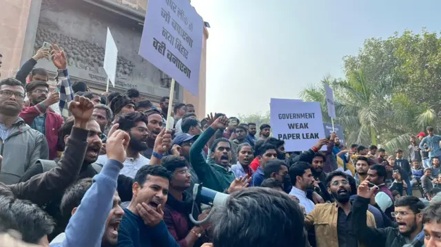 परीक्षार्थियों का प्रदर्शन