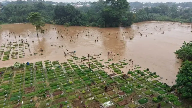 Banjir melanda Tempat Pemakaman Umum Jatisari, Bekasi (4/3) , Jawa Barat.