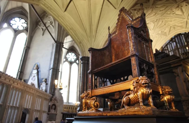 Taç giyme sandalyesi