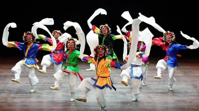 탈춤을 추고 있는 한소리 학생들