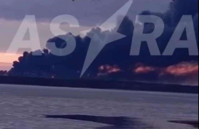 Великий стовп диму піднімається в небо над водою