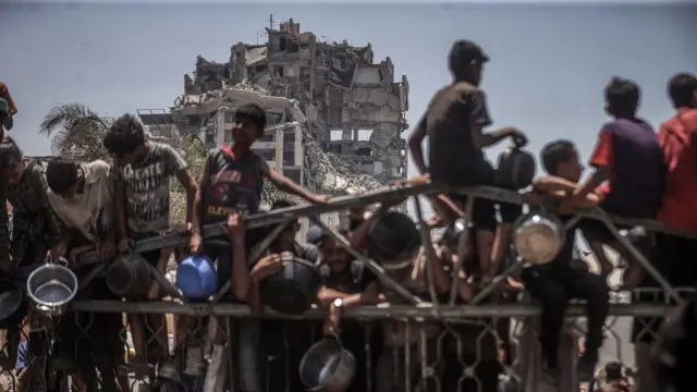 قامت جمعية خيرية بتوزيع وجبات الطعام على الفلسطينيين الذين يواجهون نقصاً في الغذاء وسط الهجمات الإسرائيلية المستمرة والقيود الصارمة في مدينة غزة، غزة في 28 يوليو/تموز 2025. 
