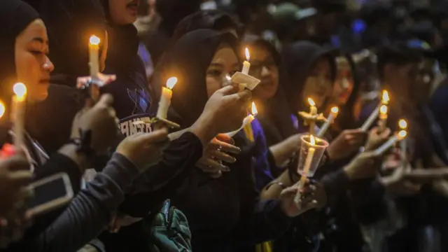 P﻿ara pendukung PSIS Semarang, misalnya, berkumpul di Stadion Jatidiri pada Minggu (2/10) guna berdoa dan berbela sungkawa untuk para korban dan keluarga yang ditinggalkan dalam tragedi di Stadion Kanjuruhan Malang.