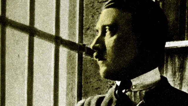 Bu fotoğrafta, Adolf Hitler bir siyasi mahkûm olarak Landsberg Hapishanesi’ndeki hücresinde görülüyor. Henüz Mein Kampf yoldaydı ve iktidara yükselişi hâlâ gelecekteydi.