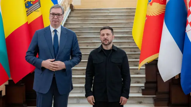 Aleksandar Vučić (levo) u teget odelu i Vladimir Zelenski (desno) u crnom odelu