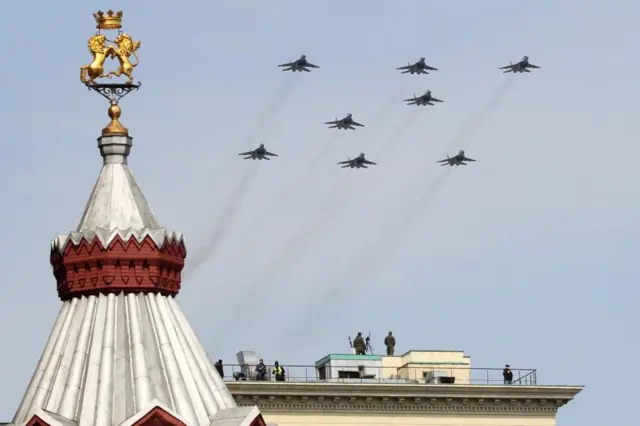 Jatos de combate Mikoyan MiG-29 russos voam sobre a Praça Vermelha, durante os ensaios da Parada do Dia da Vitória em 7 de maio de 2022 em Moscou, na Rússia