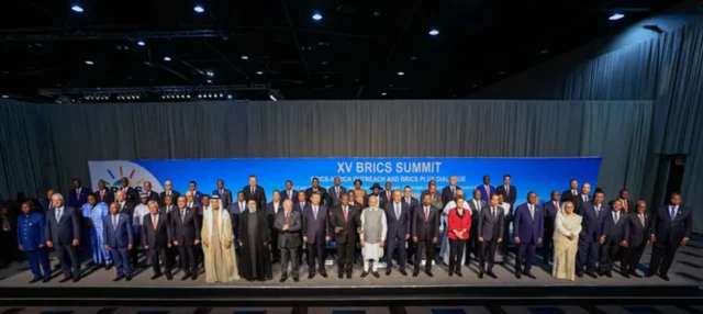 Imagem à distânciaaplicativo de apostas grátispresidentes dos países amigos do Brics, incluindo o presidente brasileiro Luiz Inácio Lula da Silva, com um painel atrás que contém o texto "XV Brics Summit",  após a reunião do grupo, no Sandton Convention Centre,aplicativo de apostas grátisJoanesburgo, África do Sul,aplicativo de apostas grátis2023..