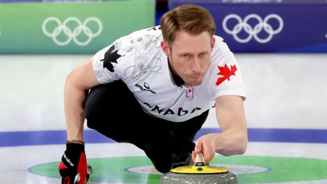 Muškarac gura kamene kugle u karlingu