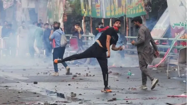 इम्रान खान यांचे काही समर्थक हिंसक मुद्रेत