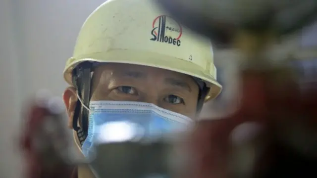 Operário da Sinopec de capacete