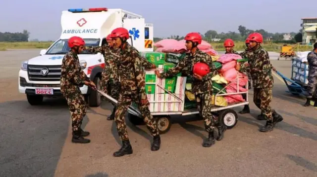 भूकम्पको राहात सामग्री लैजाँदै नेपाली सेना