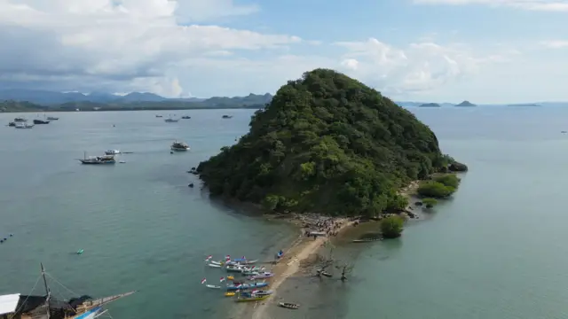 Jejak sampah hasil kegiatan manusia di Pulau Monyet.