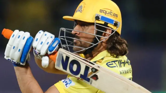 42 வயதில் சிக்ஸர்களை பறக்கவிட்ட தோனி; தோற்றாலும் சிஎஸ்கே ரசிகர்கள் தோனியை கொண்டாடுவது ஏன்