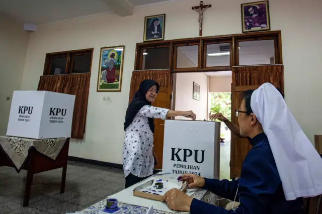 Warga memasukkan surat suara ke dalam kotak suara saat pilkada 2024 di TPS 08 Susteran St Anna, Sagan, Terban, Gondokusuman, D.I Yogyakarta, Rabu (27/11/2024).
