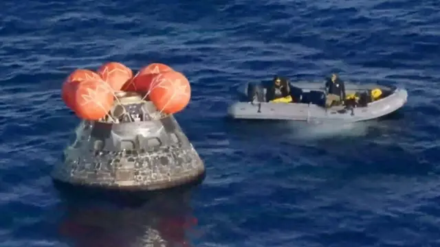 Капсула «Ориона» в Тихом океане после приводнения